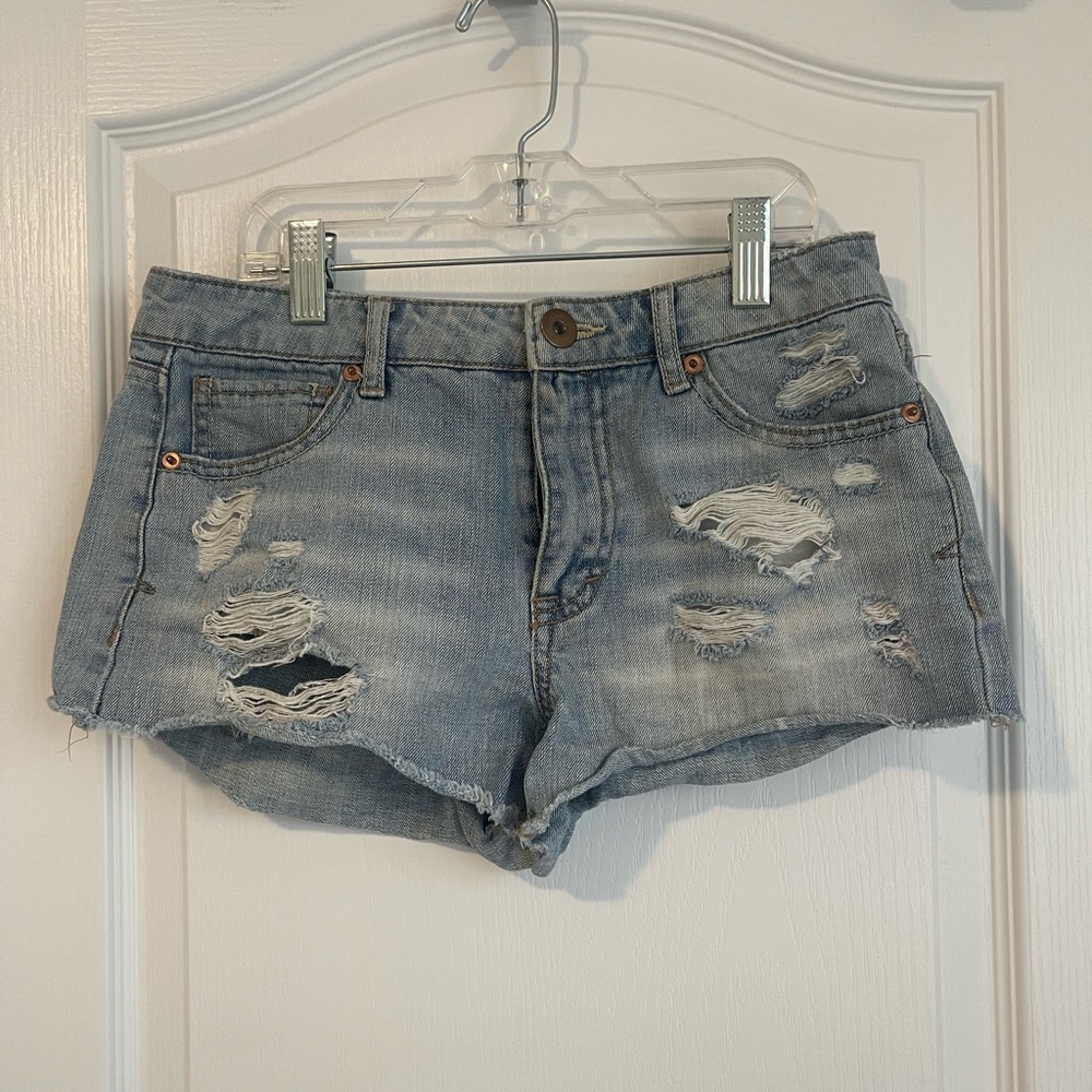 A nice light-washed low rise short shorts perfect for summer